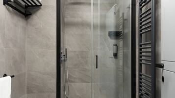 Deluxe-sviitti | Kylpyhuone