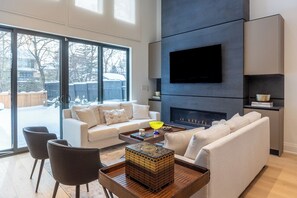 Living area - Spacious Newly Built home in the heart of Toronto (Toronto)