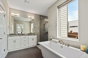Shower, hair dryer, towels, soap - Modern Rooftop Oasis, Gym, EV Charger with Skyline Views in Uptown Charlotte (Charlotte)