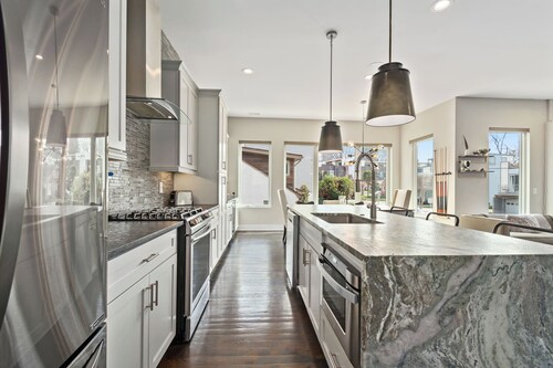 Modern Rooftop Oasis, Gym, EV Charger with Skyline Views in Uptown Charlotte