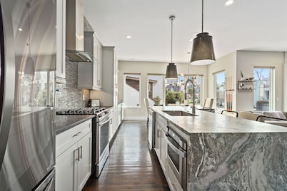 Modern Rooftop Oasis, Gym, EV Charger with Skyline Views in Uptown Charlotte