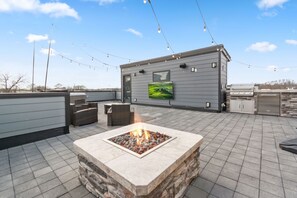 Terrace/patio - Modern Rooftop Oasis, Gym, EV Charger with Skyline Views in Uptown Charlotte (Charlotte)