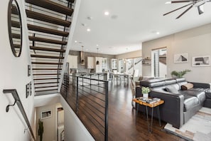 Un interior moderno con escalera, cocina y sala de estar.