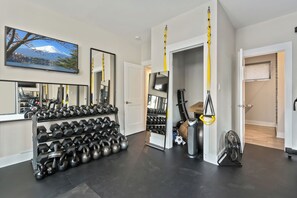 Fitness facility - Modern Rooftop Oasis, Gym, EV Charger with Skyline Views in Uptown Charlotte (Charlotte)