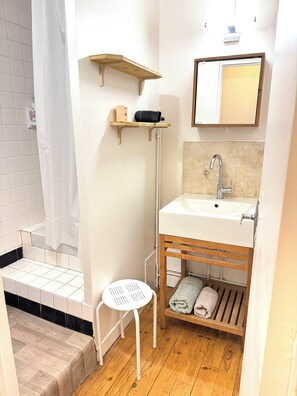 Shower, hair dryer, towels, soap - Charming house close to the center and all amenities (Ruffec)