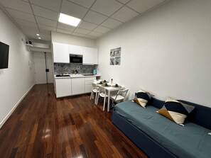 A compact living space with a kitchenette, a dining area, and a sofa. - Salerno renovated one-bedroom vacation home in downtown with Wi-fi and elevator (Salerno)