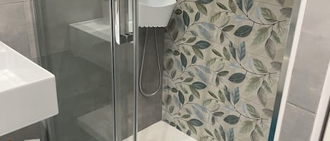 シャワー、ヘアドライヤー、ビデ、タオル