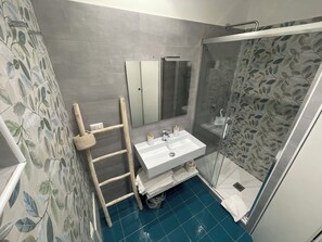 Douche, sèche-cheveux, bidet, serviettes fournies