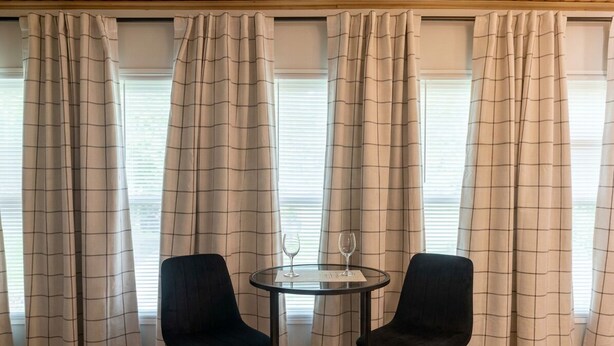 A room with a round table, two chairs, and a window with curtains. - Cozy 1-bedroom apartment in tranquil Huntington with AC (Huntington)