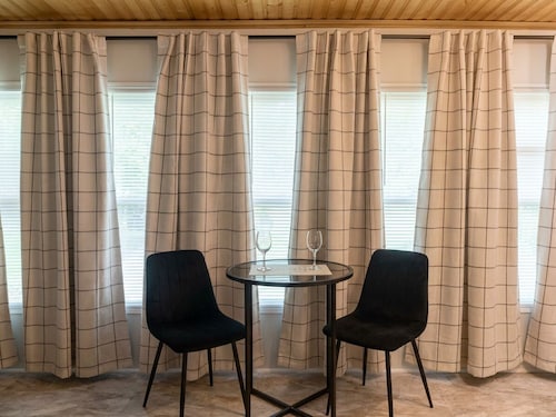 Cozy 1-bedroom apartment in tranquil Huntington with AC
