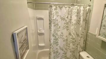 SĂšche-cheveux, serviettes fournies, savon, papier toilette