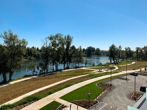 Property grounds - Relax in a Contemporary Room Close to Riverview Park & Paddling Adventures (Independence)