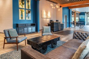 Lobby - Relax in a Contemporary Room Close to Riverview Park & Paddling Adventures (Independence)