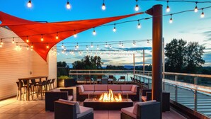 An outdoor patio with a fire pit, seating, and string lights. - Modern & Stylish Room Near Downtown Independence – Walk to Shops & Parks (Independence)