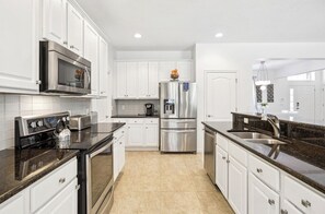 Private kitchen - Luxurious 5 bed Solterra Oasis close to Disney World (Davenport)