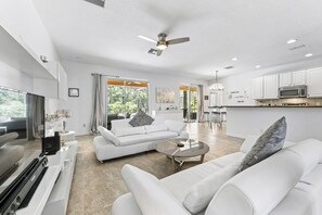 Living area - Luxurious 5 bed Solterra Oasis close to Disney World (Davenport)