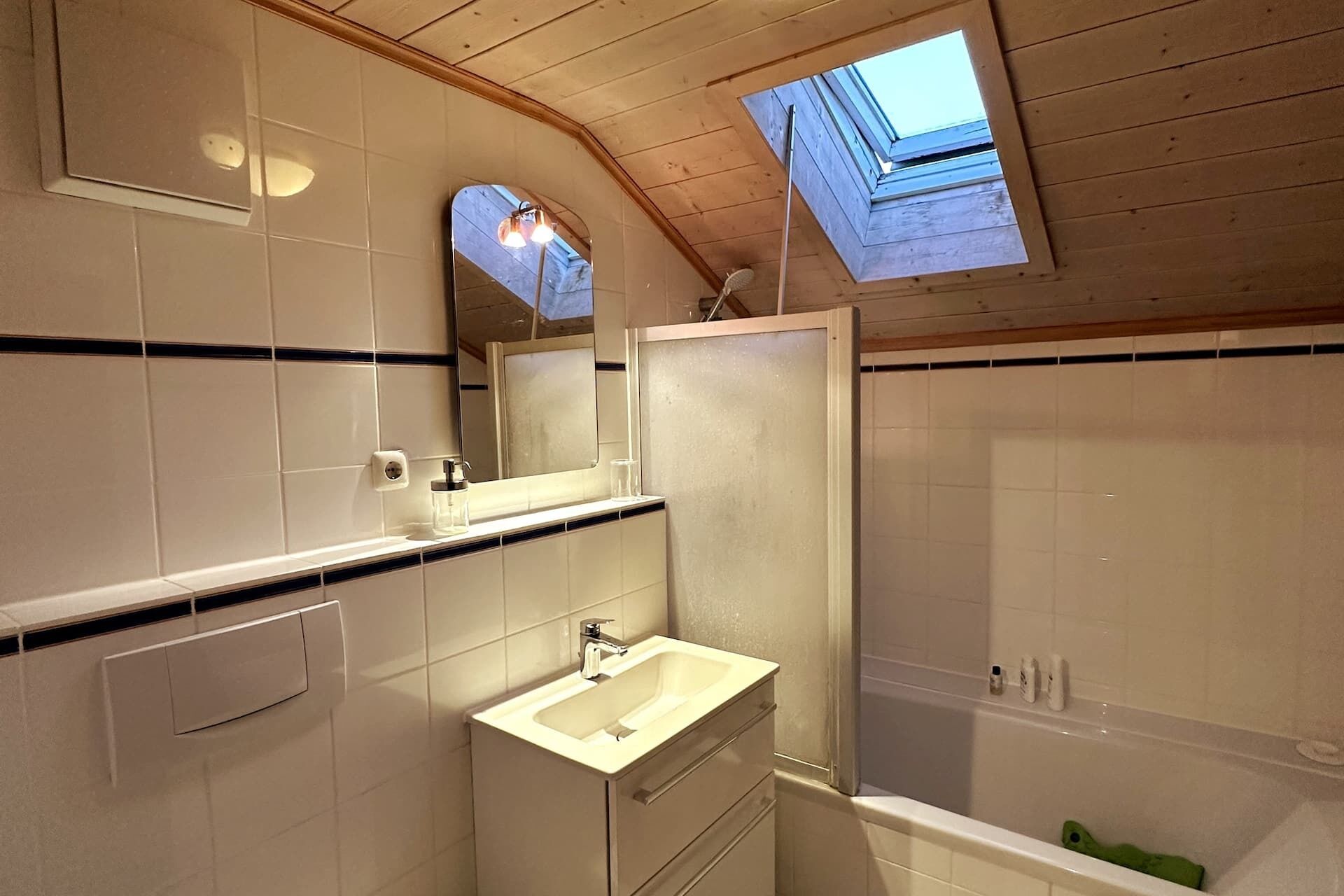 Haartrockner, Handtücher, Seife, Toilettenpapier