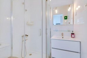 House | Bathroom - Elegant Garden Villa Near Ria Formosa (Olhao)