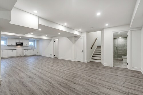Modern, Spacious Basement Apartment - Legacy Neighbourhood - 2 Minutes from 407!