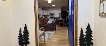 Whistle Stop - Near airport and downtown!