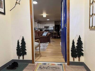 Whistle Stop - Near airport and downtown!