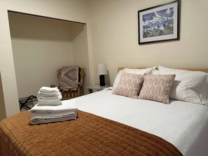 2 bedrooms, iron/ironing board, WiFi, bed sheets