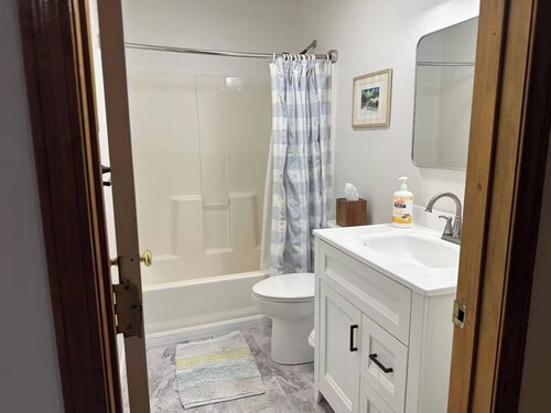 Whistle Stop - Near airport and downtown!
