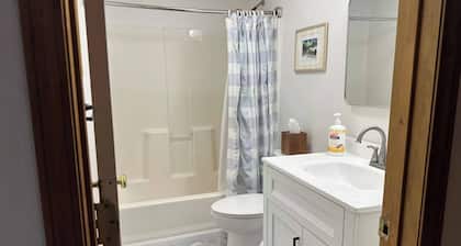 Whistle Stop - Near airport and downtown!