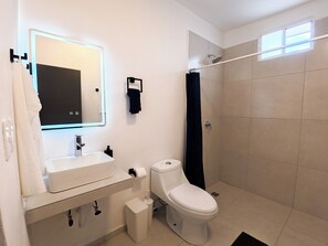 Towels, soap, toilet paper - [4] beach & central near studio w/ sunny garden (Cancún)
