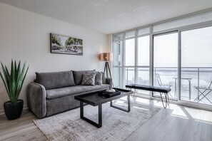 Departamento de lujo, balcón, vista al lago | Área de sala de estar