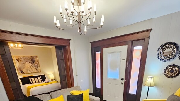 Sala de estar com sofá, mesa de centro e lustre.