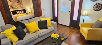 Entire Bldg w/6 Bedrooms across 4 Separate Apts - Group/Corporate Stay Downtown