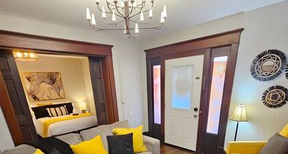 Entire Bldg w/6 Bedrooms across 4 Separate Apts - Group/Corporate Stay Downtown