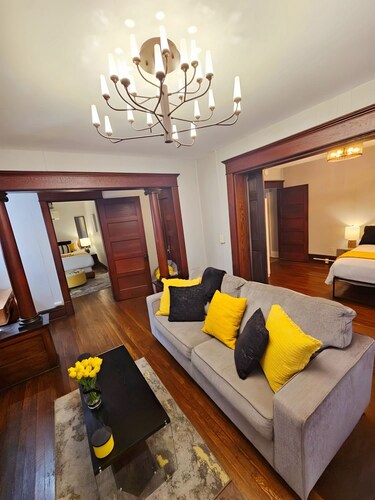 Entire Bldg w/6 Bedrooms across 4 Separate Apts - Group/Corporate Stay Downtown