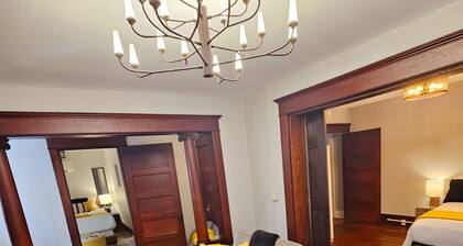 Entire Bldg w/6 Bedrooms across 4 Separate Apts - Group/Corporate Stay Downtown