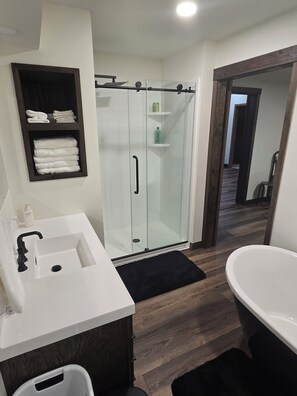 Douche, serviettes fournies, savon, papier toilette