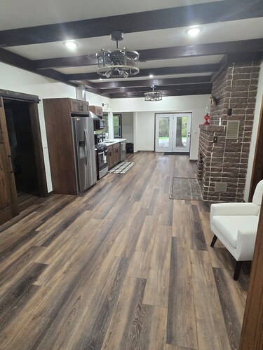 Leos Place is a hidden treasure located close to Lake Rathbun. Sleeps 10