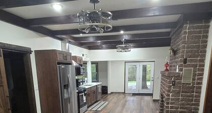 Leos Place is a hidden treasure located close to Lake Rathbun. Sleeps 10