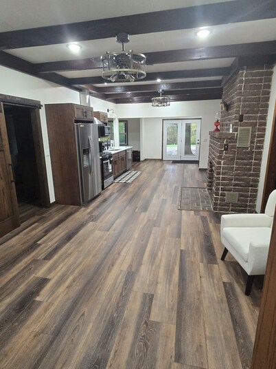 Leos Place is a hidden treasure located close to Lake Rathbun. Sleeps 10