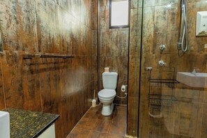 Shower, hair dryer, towels, shampoo - Newcastle Modern CBD Apartment | Central and Stylish (Newcastle West)