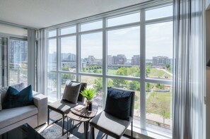 Superior Suite, Balcony, City View | Interior