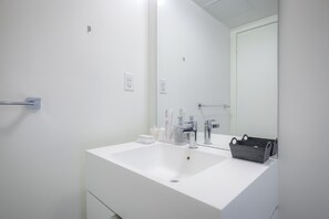 Suite superior, balcón, vista a la ciudad | Baño
