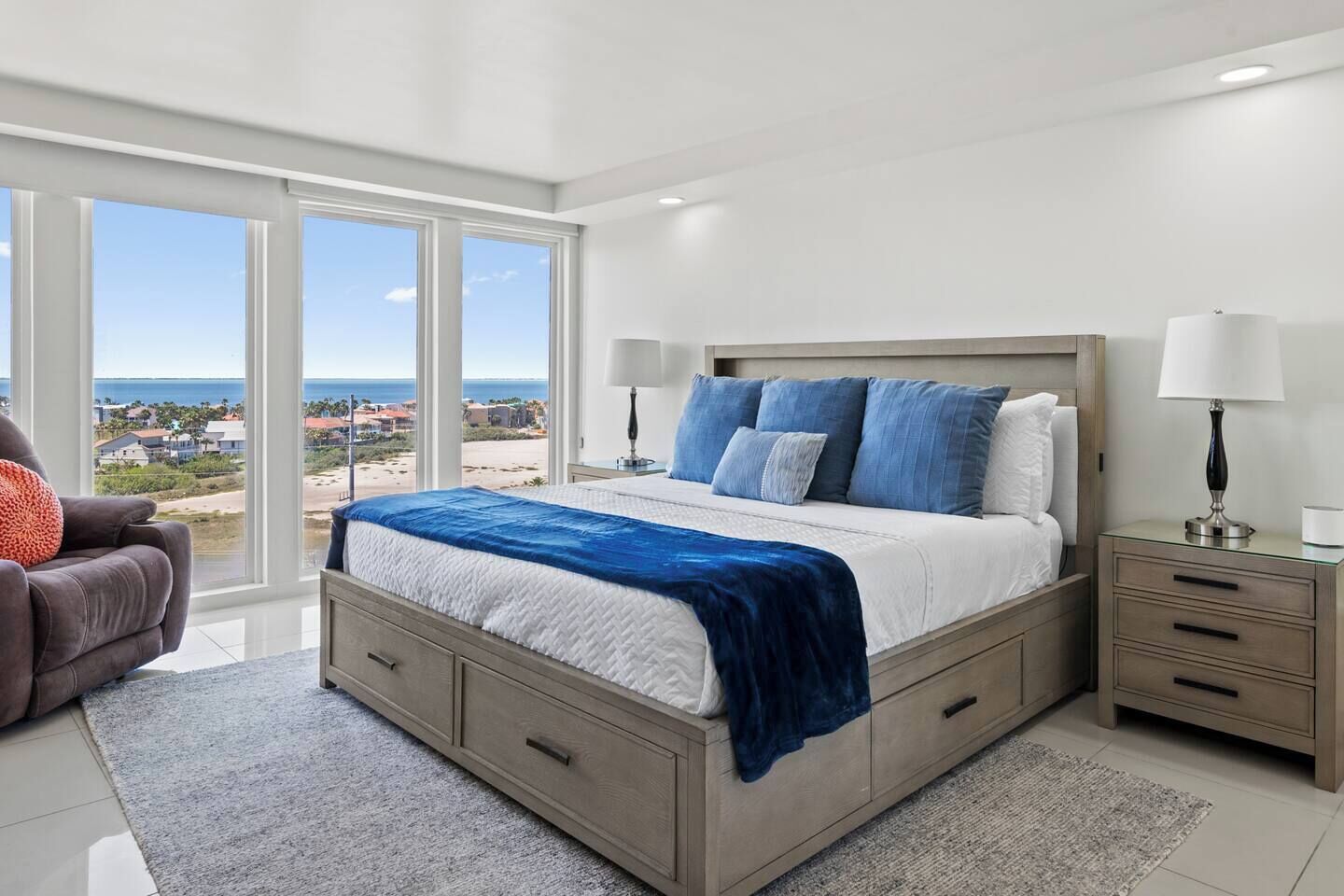 3 bedrooms, desk, WiFi, bed sheets