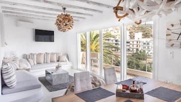 Apartamento família, sacada, vista parcial para o mar | Parte interna