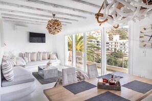 Departamento familiar, balcón, vista parcial al mar | Interior