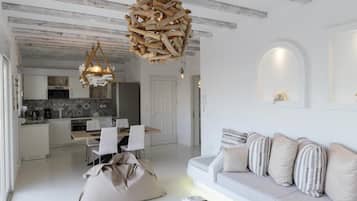 Apartamento família, sacada, vista parcial para o mar | Área de estar | TV