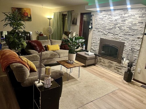 Delightful 2-bedroom condo close to airport in Anchorage