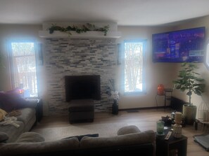 Living area - Delightful 2-bedroom condo close to airport in Anchorage (Anchorage)