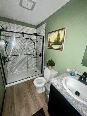 Shower, hair dryer, towels, soap - Delightful 2-bedroom condo close to airport in Anchorage (Anchorage)