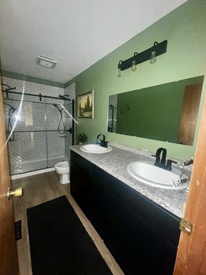 Bathroom - Delightful 2-bedroom condo close to airport in Anchorage (Anchorage)